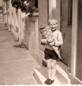 1969.09.01. Winy ´s erster Schultag Nachtweidstr. Dillingen 01.jpg